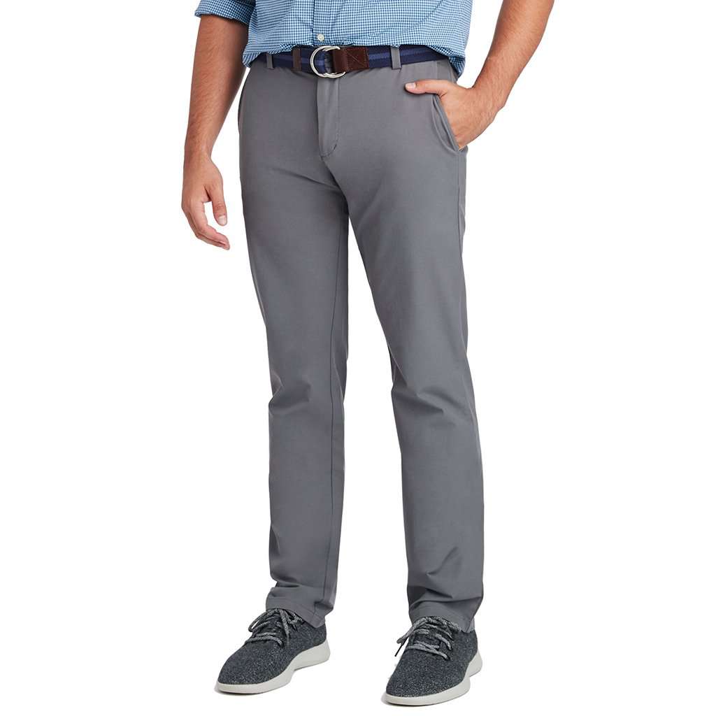 (取寄) ヴィンヤードヴァインズ メンズ ストレート フィット オン-ザ-ゴー パンツ Vineyard Vines men Straight Fit On-the-go Pants Khaki Vineyard Vines On-The-Go Pants | Free Shipping – Country Club Prep